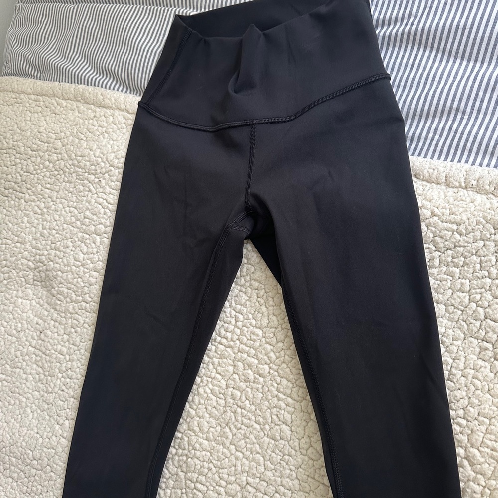 Barely used Wunder Train High-Rise Crop 21” LuluLemon leggings in a size 4.